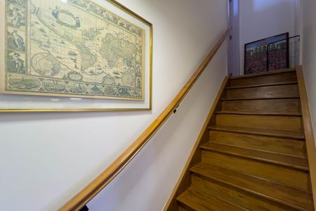 Casa à venda com 117m², 2 quartos e 2 vagas Casa à venda com 117m², 2 quartos e 2 vagasEscada