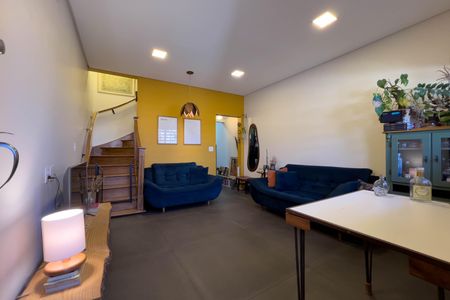 Casa à venda com 117m², 2 quartos e 2 vagas Casa à venda com 117m², 2 quartos e 2 vagasSala