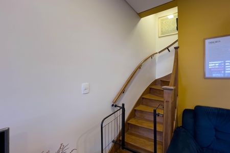 Casa à venda com 117m², 2 quartos e 2 vagas Casa à venda com 117m², 2 quartos e 2 vagasEscada