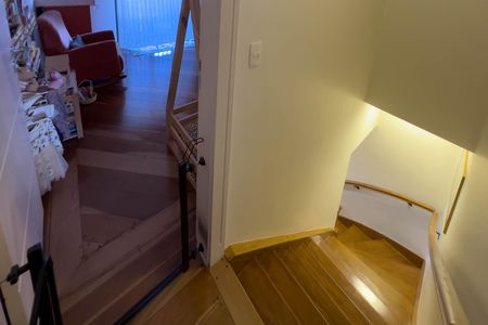 Casa à venda com 117m², 2 quartos e 2 vagas Casa à venda com 117m², 2 quartos e 2 vagasEscada