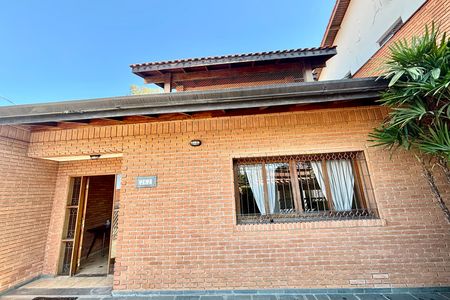 Casa para alugar com 275m², 5 quartos e 2 vagas Casa para alugar com 275m², 5 quartos e 2 vagasFachada