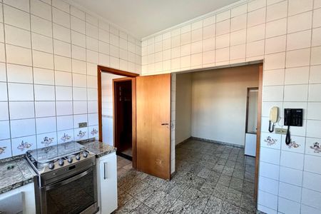 Casa para alugar com 275m², 5 quartos e 2 vagas Casa para alugar com 275m², 5 quartos e 2 vagasCozinha