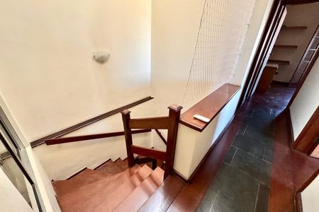 Casa para alugar com 275m², 5 quartos e 2 vagas Casa para alugar com 275m², 5 quartos e 2 vagasEscada