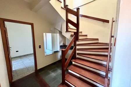 Casa para alugar com 275m², 5 quartos e 2 vagas Casa para alugar com 275m², 5 quartos e 2 vagasEscada