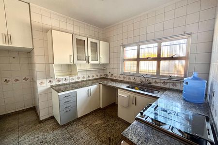 Casa para alugar com 275m², 5 quartos e 2 vagas Casa para alugar com 275m², 5 quartos e 2 vagasCozinha