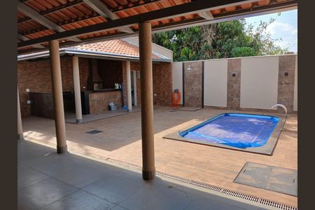 Casa à venda com 250m², 2 quartos e 4 vagas Casa à venda com 250m², 2 quartos e 4 vagasÁrea externa