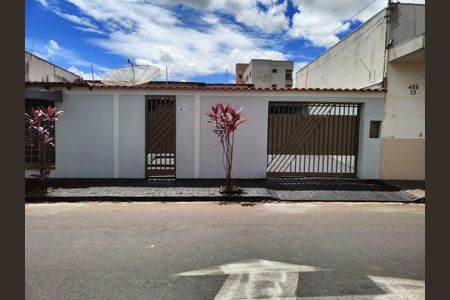 Casa para alugar com 195m², 3 quartos e 3 vagas Casa para alugar com 195m², 3 quartos e 3 vagasFachada