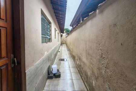 Corredor lateral  de casa para alugar com 2 quartos, 75m² em Jardim Melvi, Praia Grande