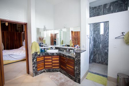 Casa à venda com 1500m², 3 quartos e 8 vagas Casa à venda com 1500m², 3 quartos e 8 vagasBanheiro da Suíte