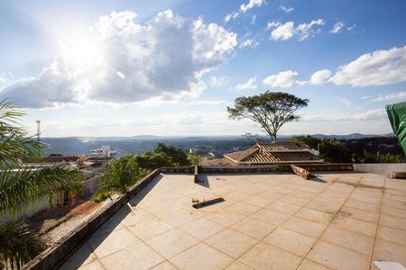 Casa à venda com 1500m², 3 quartos e 8 vagas Casa à venda com 1500m², 3 quartos e 8 vagasTerraço