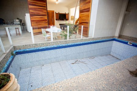 Casa à venda com 1500m², 3 quartos e 8 vagas Casa à venda com 1500m², 3 quartos e 8 vagasPiscina