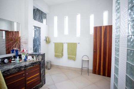 Casa à venda com 1500m², 3 quartos e 8 vagas Casa à venda com 1500m², 3 quartos e 8 vagasBanheiro da Suíte
