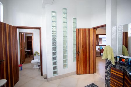 Casa à venda com 1500m², 3 quartos e 8 vagas Casa à venda com 1500m², 3 quartos e 8 vagasBanheiro da Suíte