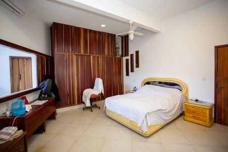 Casa à venda com 1500m², 3 quartos e 8 vagas Casa à venda com 1500m², 3 quartos e 8 vagasQuarto Suíte
