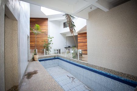 Casa à venda com 1500m², 3 quartos e 8 vagas Casa à venda com 1500m², 3 quartos e 8 vagasPiscina