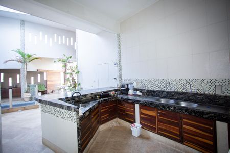Casa à venda com 1500m², 3 quartos e 8 vagas Casa à venda com 1500m², 3 quartos e 8 vagasCozinha