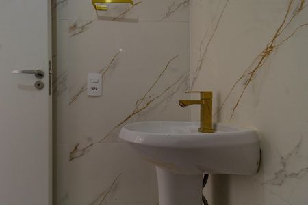Banheiro de apartamento para alugar com 2 quartos, 35m² em Parque Industrial Tomas Edson, São Paulo