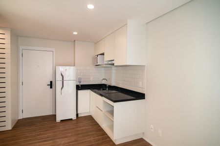 Studio para alugar com 32m², 1 quarto e sem vaga Studio para alugar com 32m², 1 quarto e sem vagaSala / Cozinha