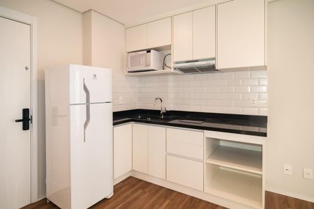Studio para alugar com 32m², 1 quarto e sem vaga Studio para alugar com 32m², 1 quarto e sem vagaSala / Cozinha