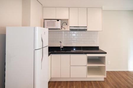 Studio para alugar com 32m², 1 quarto e sem vaga Studio para alugar com 32m², 1 quarto e sem vagaSala / Cozinha