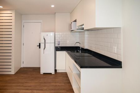 Studio para alugar com 32m², 1 quarto e sem vaga Studio para alugar com 32m², 1 quarto e sem vagaSala / Cozinha
