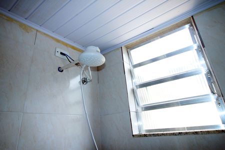 Banheiro de casa para alugar com 1 quarto, 110m² em Brás de Pina, Rio de Janeiro