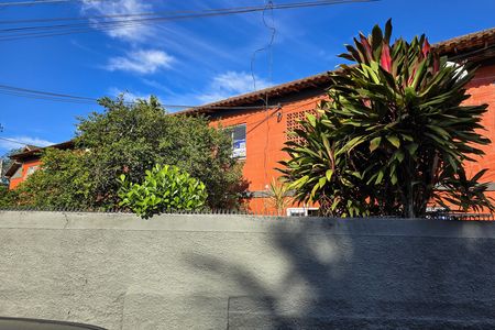Apartamento para alugar com 45m², 2 quartos e 1 vagaFachada do condomínio + placa