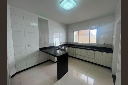 Casa de condomínio à venda com 234m², 3 quartos e 4 vagas