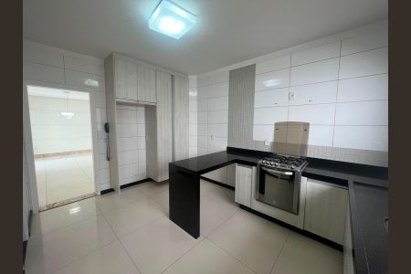 Casa de condomínio à venda com 234m², 3 quartos e 4 vagas