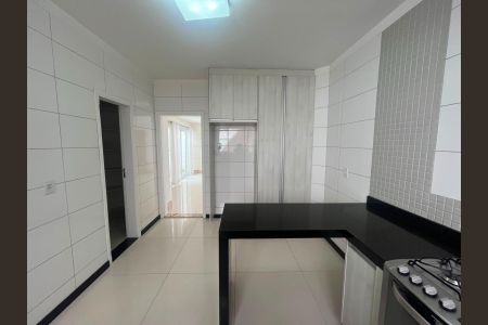 Casa de condomínio à venda com 234m², 3 quartos e 4 vagas