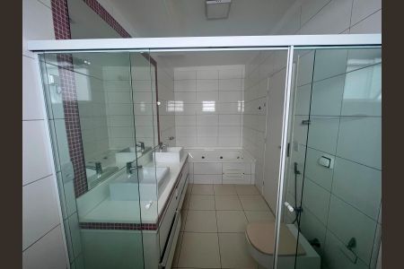 Casa de condomínio à venda com 234m², 3 quartos e 4 vagas