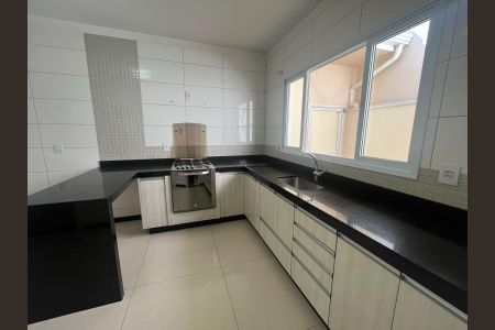 Casa de condomínio à venda com 234m², 3 quartos e 4 vagas