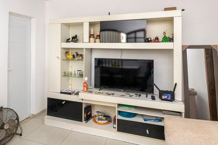 Sala - Estante e TV de casa para alugar com 1 quarto, 40m² em Brás de Pina, Rio de Janeiro