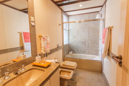 Apartamento à venda com 160m², 3 quartos e 2 vagas Apartamento à venda com 160m², 3 quartos e 2 vagasBanheiro Social