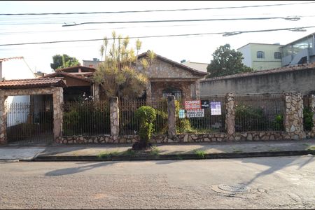Casa à venda com 428m², 3 quartos e 3 vagasFachada