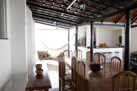 Casa à venda com 390m², 6 quartos e 4 vagas Casa à venda com 390m², 6 quartos e 4 vagasQuintal