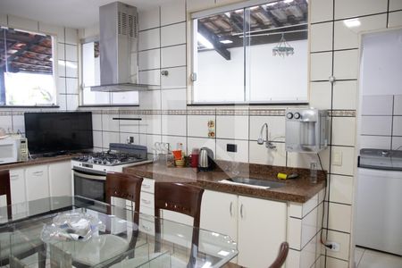 Casa à venda com 390m², 6 quartos e 4 vagas Casa à venda com 390m², 6 quartos e 4 vagasCozinha e Área de Serviço