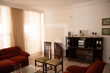 Casa à venda com 390m², 6 quartos e 4 vagas Casa à venda com 390m², 6 quartos e 4 vagasSala