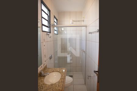 Casa à venda com 390m², 6 quartos e 4 vagas Casa à venda com 390m², 6 quartos e 4 vagasBanheiro 02