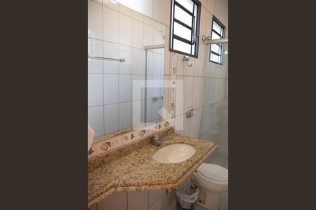 Casa à venda com 390m², 6 quartos e 4 vagas Casa à venda com 390m², 6 quartos e 4 vagasBanheiro 02