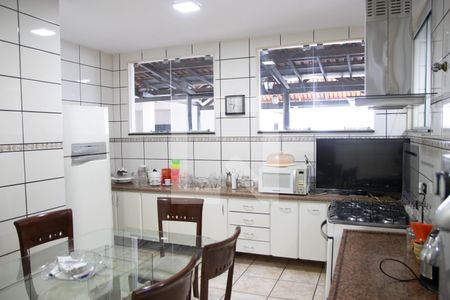 Casa à venda com 390m², 6 quartos e 4 vagas Casa à venda com 390m², 6 quartos e 4 vagasCozinha e Área de Serviço