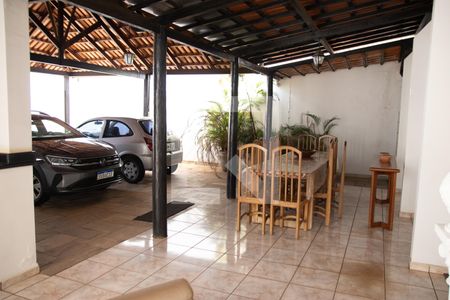 Casa à venda com 390m², 6 quartos e 4 vagas Casa à venda com 390m², 6 quartos e 4 vagasQuintal