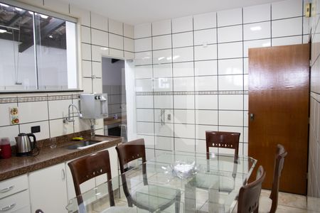 Casa à venda com 390m², 6 quartos e 4 vagas Casa à venda com 390m², 6 quartos e 4 vagasCozinha e Área de Serviço