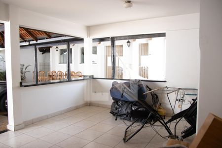 Casa à venda com 390m², 6 quartos e 4 vagas Casa à venda com 390m², 6 quartos e 4 vagasQuintal
