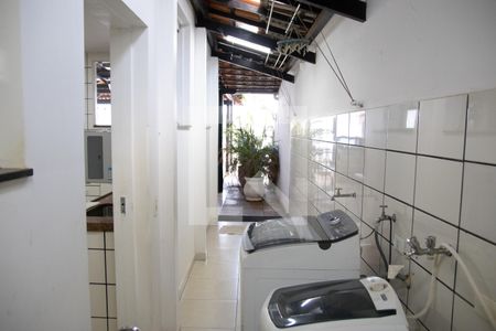 Casa à venda com 390m², 6 quartos e 4 vagas Casa à venda com 390m², 6 quartos e 4 vagasCozinha e Área de Serviço