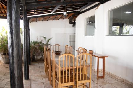Casa à venda com 390m², 6 quartos e 4 vagas Casa à venda com 390m², 6 quartos e 4 vagasQuintal