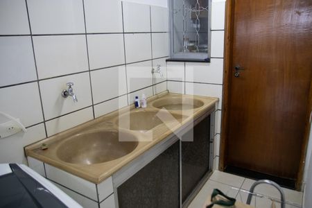 Casa à venda com 390m², 6 quartos e 4 vagas Casa à venda com 390m², 6 quartos e 4 vagasCozinha e Área de Serviço