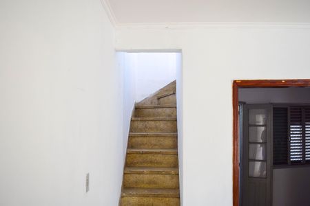 Casa para alugar com 74m², 2 quartos e sem vaga Casa para alugar com 74m², 2 quartos e sem vagaEscada