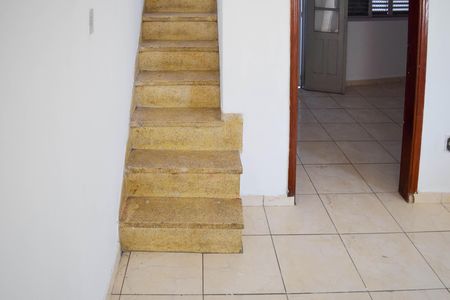 Casa para alugar com 74m², 2 quartos e sem vaga Casa para alugar com 74m², 2 quartos e sem vagaEscada