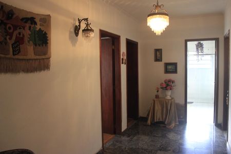 Casa à venda com 420m², 4 quartos e 4 vagasCorredor dos quartos